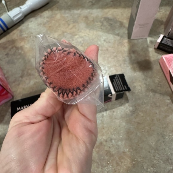 Mary Kay Heart Shape foundation brush - Picture 2 of 4